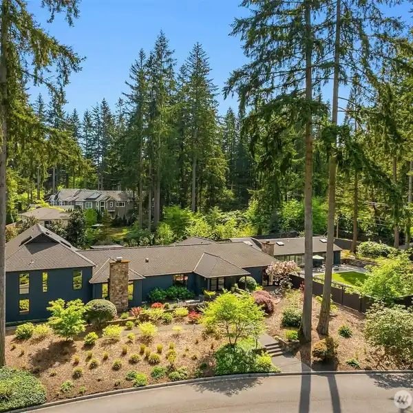 GARDEN SANCTUARY IN BRIDLE TRAILS