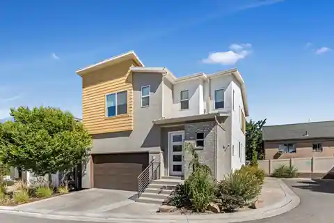 Extraordinary Modern Green Luxury Residence