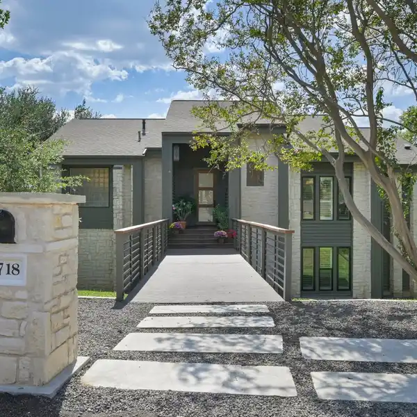 PRIVATE CREEKSIDE RETREAT WITH SPARKLING POOL