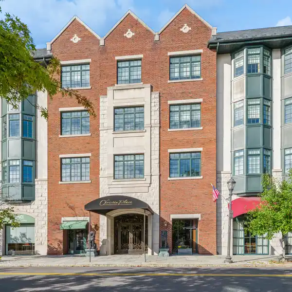 BEAUTIFULLY REFRESHED CONDO IN CHRISTIE PLACE