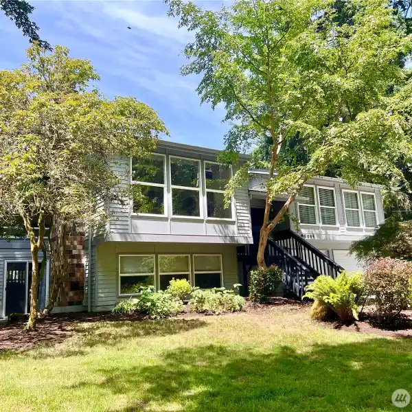 MOVE-IN READY SPLIT-LEVEL HOME