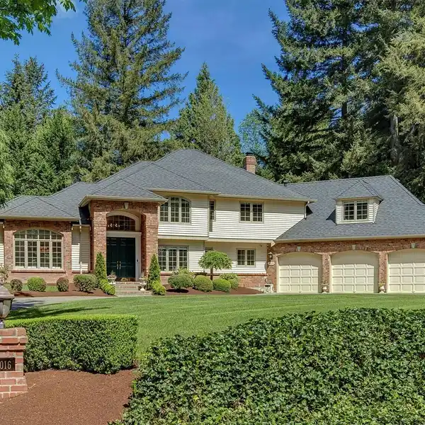 BEAUTIFUL CUSTOM-BUILT HOME IN PROVAN WOODS