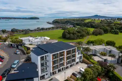 Architecturally Designed Gem Near Waterfront Walks