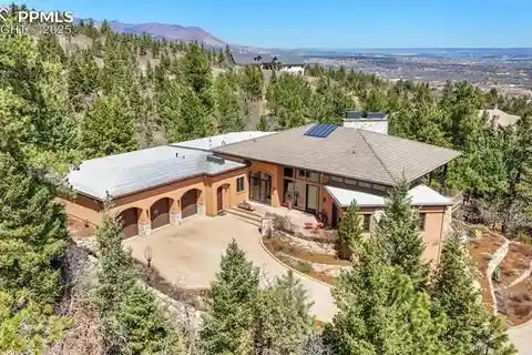 Extraordinary Residence Crowning Stratton Forest