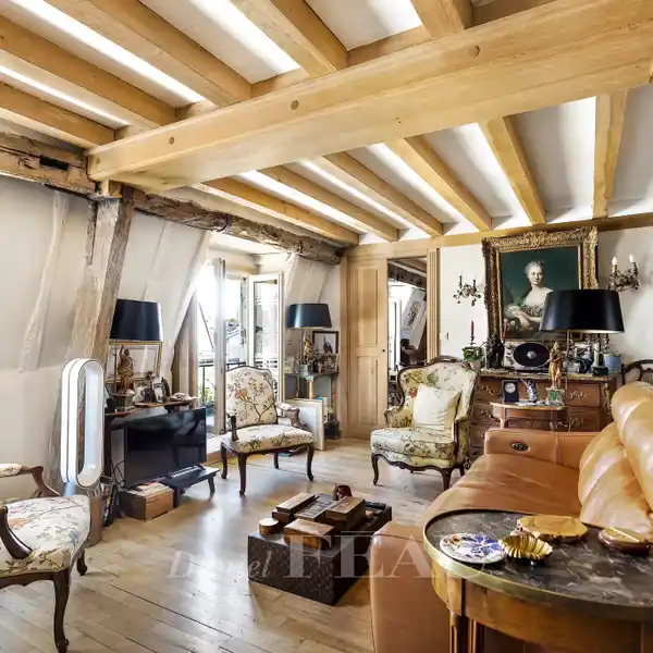 SUNLIT TOP-FLOOR DUPLEX WITH BALCONY