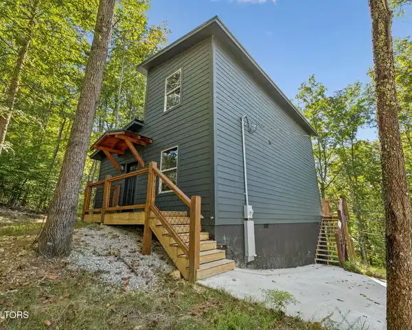 VERSATILE LAKEFRONT RETREAT