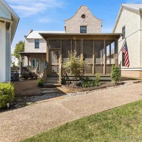 MAGNIFICENT CUSTOM HOME LOCATED IN REDBUD PARK