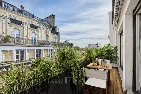 Elegant Mid-century Apartment with Excellent Layout