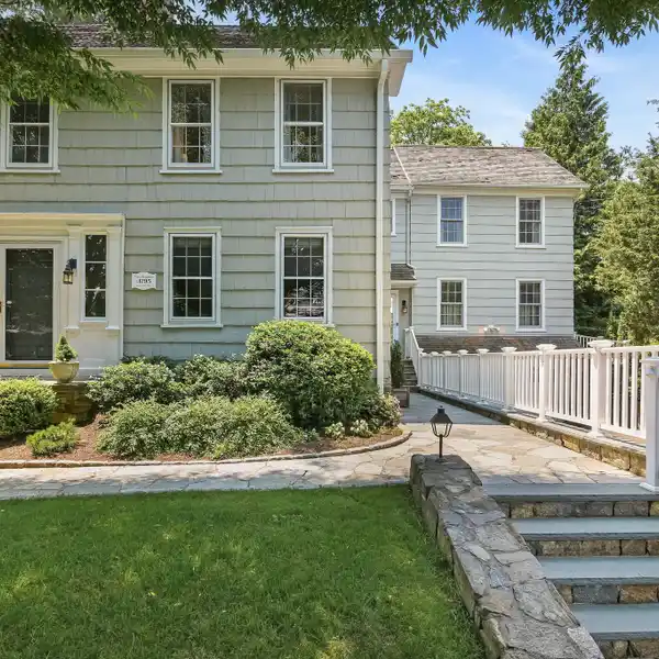 LOVELY HISTORIC COASTAL RETREAT STEPS FROM BEACH