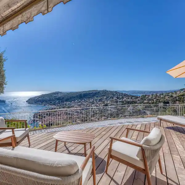 ELEGANT APARTMENT FEATURING STUNNING VIEWS