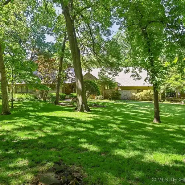 TRANQUIL TULSA RETREAT ON TWO PRIVATE ACRES