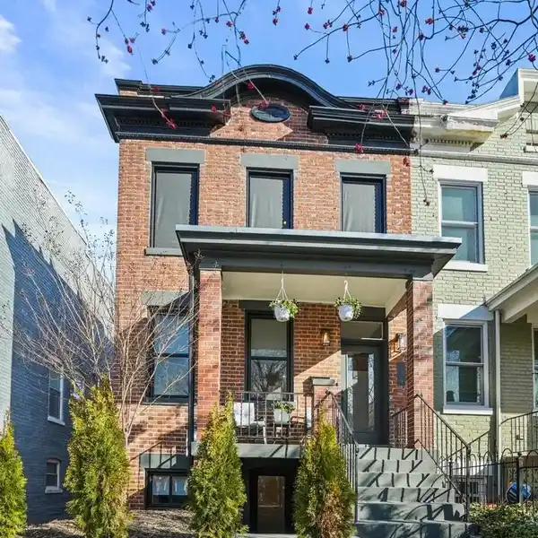 FULLY RENOVATED END-UNIT TOWNHOUSE WITH SOLAR