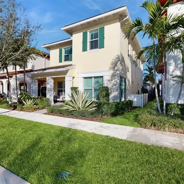BEAUTIFULLY DESIGNED HOME IN ALTON IN PALM BEACH GARDENS