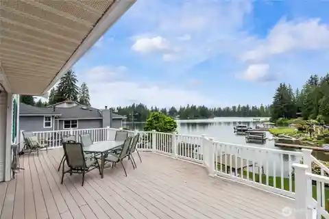 Stunning Lake Tapps Waterfront Homestead