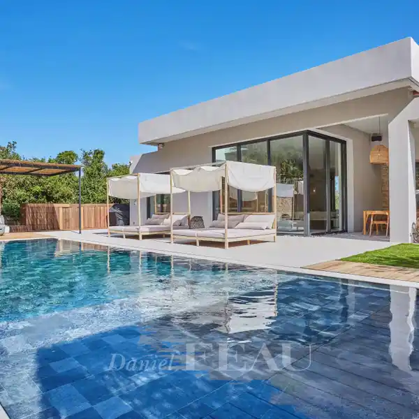 BEAUTIFULLY APPOINTED NEWER PROPERTY