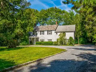 Beautiful Five Bedroom Home in Prestigious Laurel Hollow