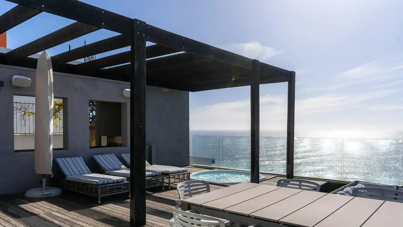 Contemporary Luxury Home with Expansive Views