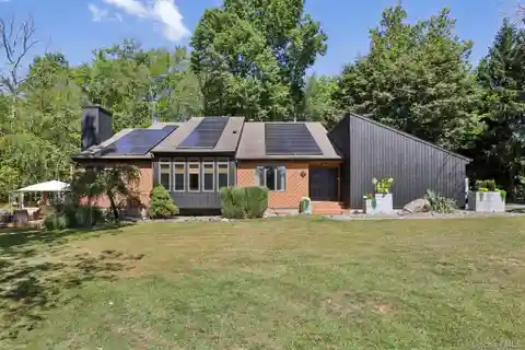 Cul-De-Sac Contemporary with Luxury and Flexibility