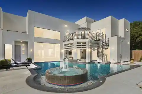 Beautiful Contemporary Home with Wow Factor