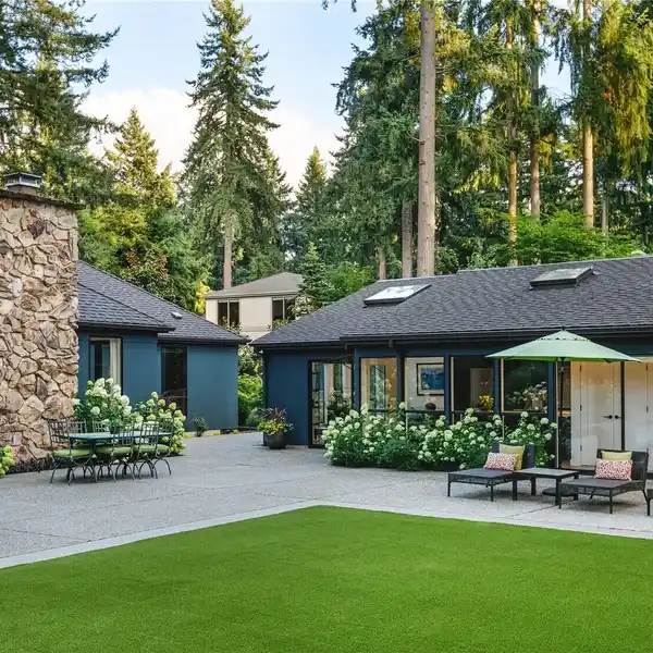 GARDEN SANCTUARY IN BRIDLE TRAILS