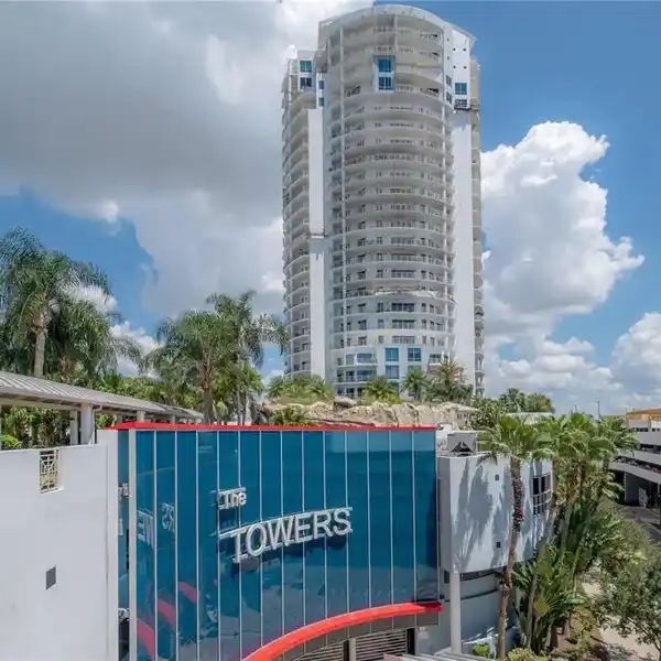 BEAUTIFULLY RENOVATED 20TH-FLOOR RESIDENCE