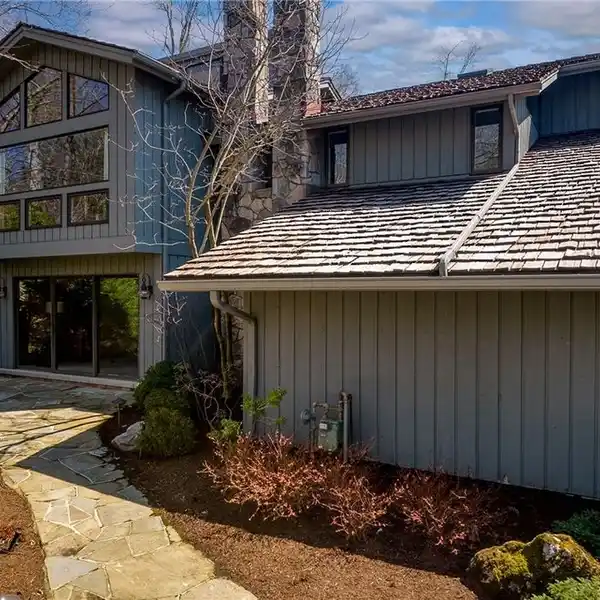 CUSTOM COUNTRY ESTATE ON NINE ACRES