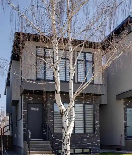 IMPRESSIVE HOME ON AN IDYLLIC STREET