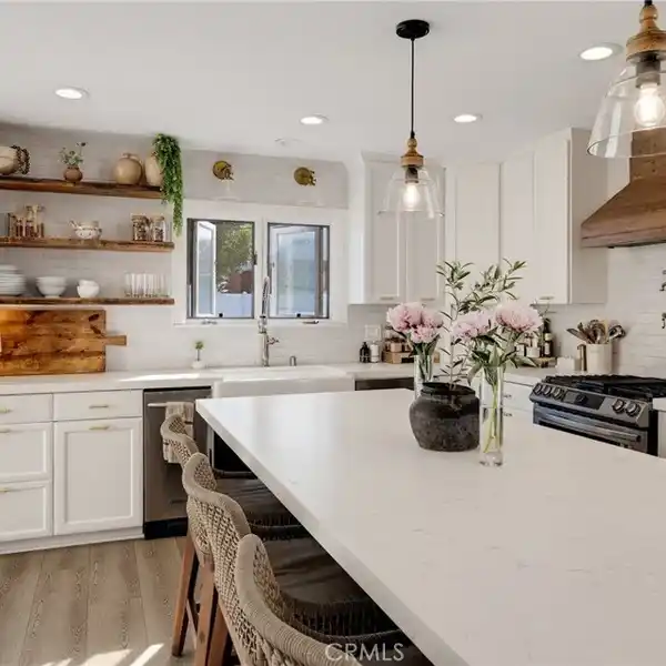 MODERN ELEGANCE WITH MOUNTAIN AND OCEAN BREEZES