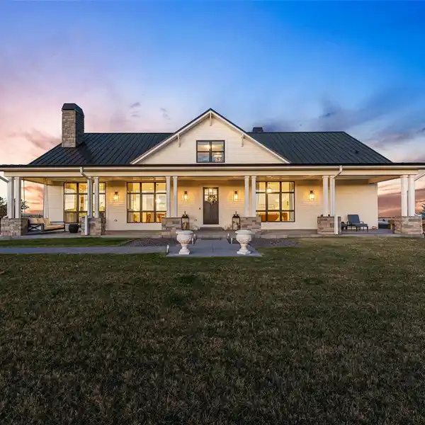 LUXURY COUNTRY LIVING WITH PANORAMIC VIEWS