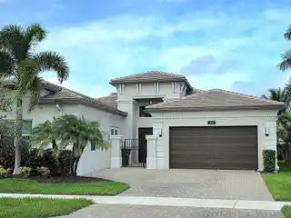 Lakefront Home in Valencia Bay