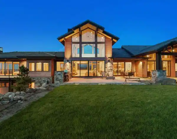 CUSTOM CRAFTED MODERN LUXURY RESIDENCE