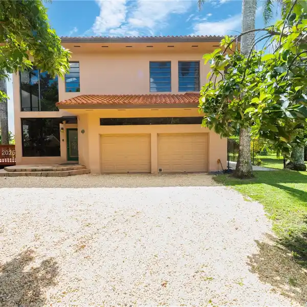 EXPANSIVE PROPERTY WITH VERSATILE OPTIONS