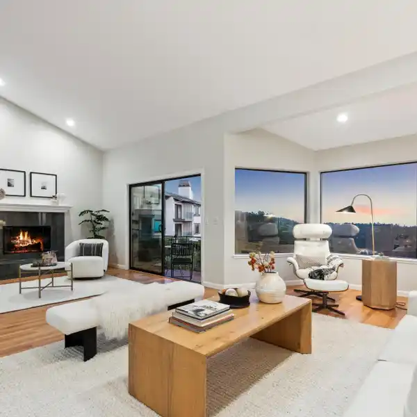 BEAUTIFULLY APPOINTED END-UNIT TOWNHOME IN HILLER HIGHLANDS