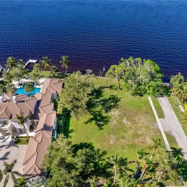 PRIME RIVERFRONT LOT