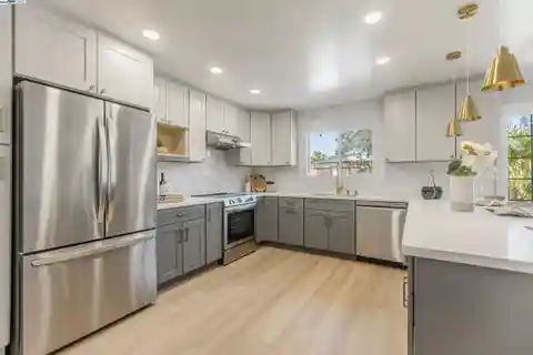 Inviting Sanctuary in a Picturesque Neighborhood