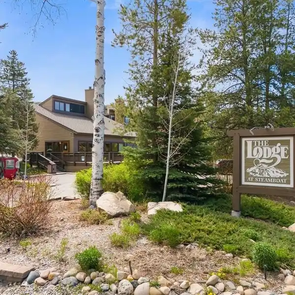 TOP-FLOOR HOME IN THE LODGE