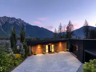 Exquisite Mountain Estate with Resort-style Amenities Near One of Canada’s Top Golf Courses