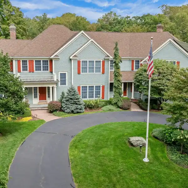 BEAUTIFUL BLEND OF ELEGANCE AND MODERN COMFORT