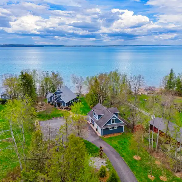 CHARMING LAKE LIFE HOME PLUS COTTAGE AND STUDIO