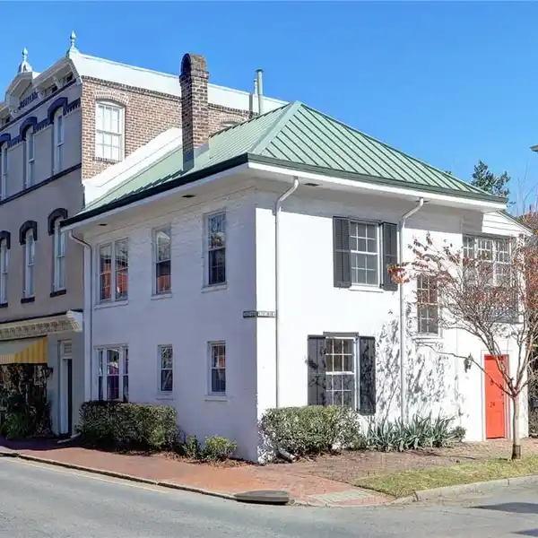 CIRCA 1860 COMPLETELY REDONE FORMER CARRIAGE HOUSE