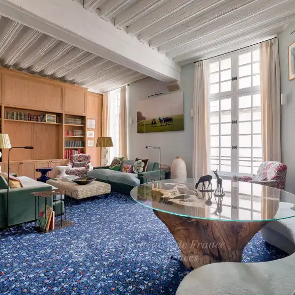 DELIGHTFUL APARTMENT FULL OF PERIOD CHARM