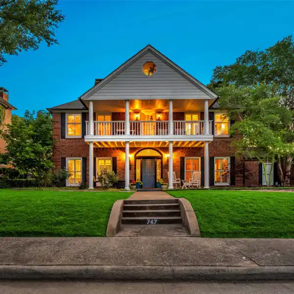 INDOOR-OUTDOOR FLOW IN PRESTIGIOUS QUIET ENCLAVE