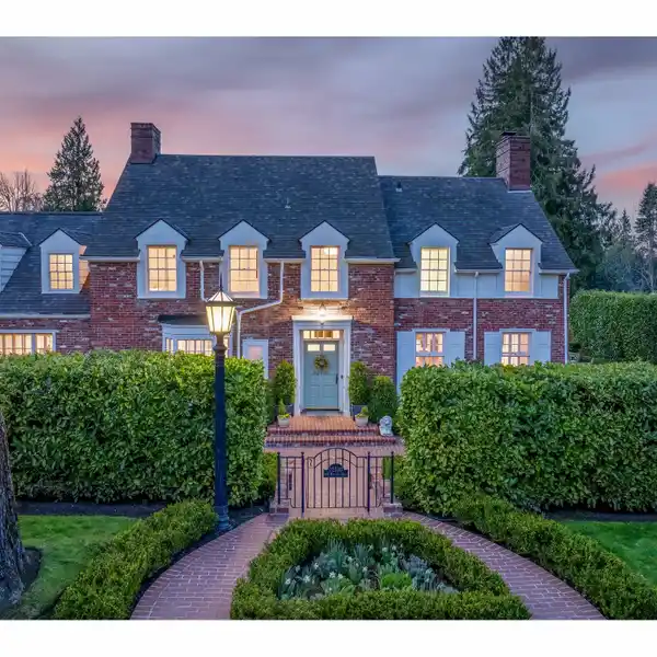 TRADITIONAL ARCHITECTURE WITH MODERN STYLE