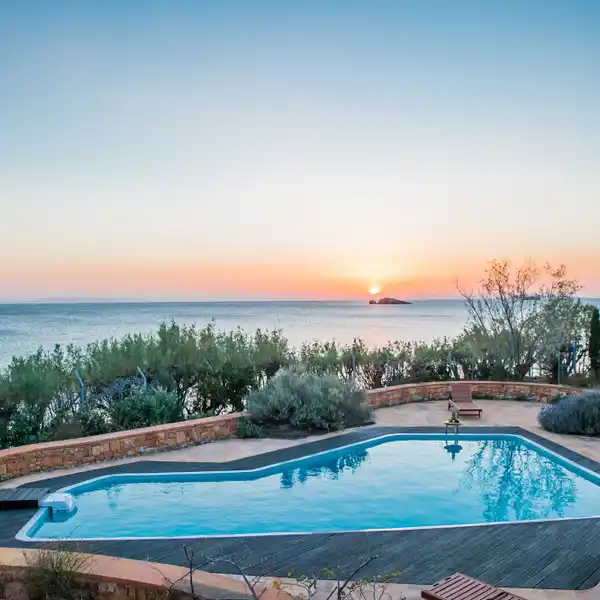 MODERN BEACHFRONT VILLA FOR RENT