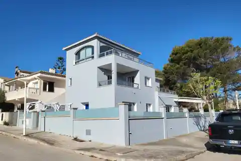 Modernized Villa with Pool Walking Distance to the Beach