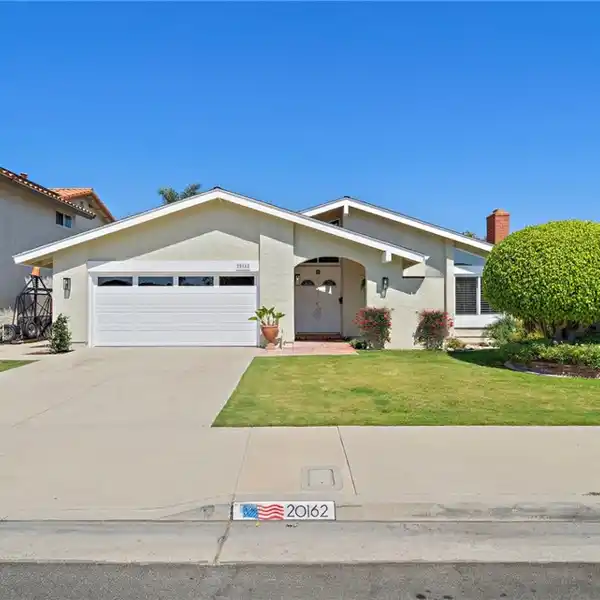 HARD TO FIND SINGLE-LEVEL HOME IN SOUTH HUNTINGTON BEACH