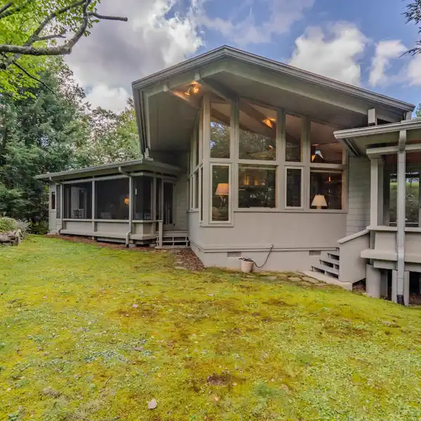 MID-CENTURY MODERN MASTERPIECE WITH STUNNING MOUNTAIN VIEWS