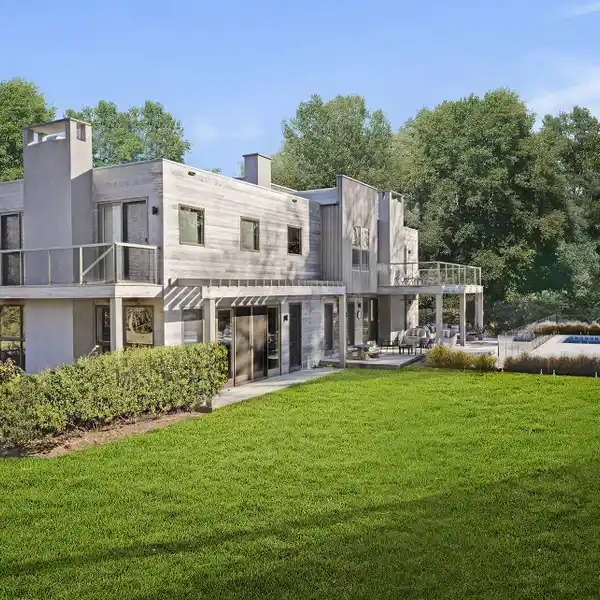 THE EPITOME OF LUXURY LIVING IN EAST HAMPTON SOUTH