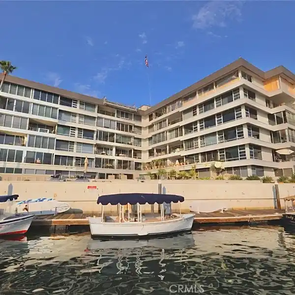 PREMIER BAY-FRONT RESIDENCE IN EXCLUSIVE CHANNEL REEF