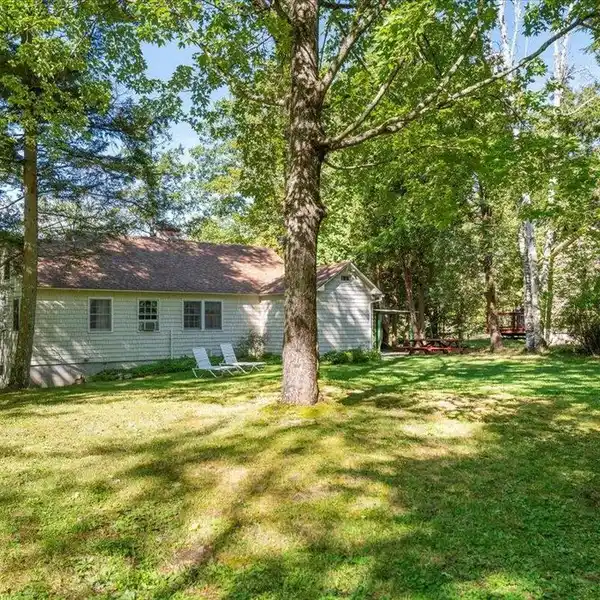 RARE SEASONAL WARNER BAY COTTAGE
